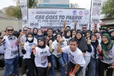 Ribuan Buruh Kenakan...