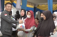 Bacaleg Cik Naya: Partai...