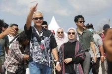 Nonton Bersama Keluarga,...