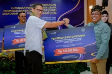Serahkan Bantuan DPUP,...
