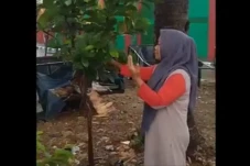 Viral! Emak-emak di...