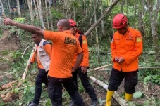 2 Orang Terkubur Longsor...