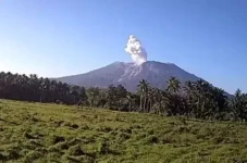 Awas! Gunung Ibu di...