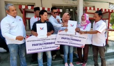 Bagikan 2 Gerobak ke...