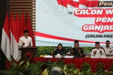 TGB Bacakan Doa Usai...