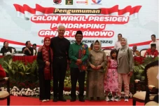 Mahfud MD Resmi Dampingi...