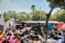 Naik Bus Bergambar Ganjar-Mahfud,...
