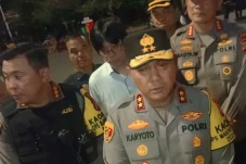 Massa Mahasiswa Bakar-bakar...