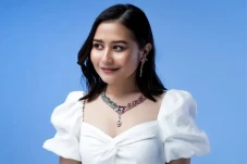 Prilly Latuconsina dan...
