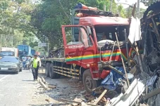 Brak! Truk Trailer Hantam...