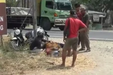 Tabrak Tiang Listrik,...