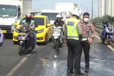 Ada Tumpahan Oli, Sejumlah...