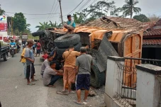 Dump Truck Mundur Tabrak...