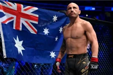 Bayaran Alexander Volkanovski...