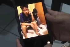 Asyik Lucuti Baju Mahasiswi...