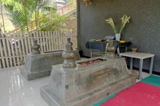 Misteri Dua Makam Keturunan...