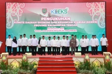 Wapres Maruf Amin Hadiri...