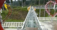 4 Wisatawan Terjatuh...
