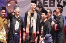 Dikalungkan Selendang,...