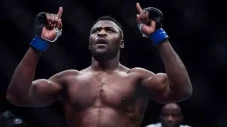 Francis Ngannou Kalahkan...