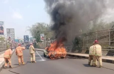 Mobil Terbakar di Jembatan...