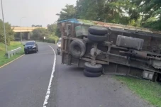 Truk Terguling di Tol...
