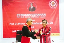 Mahfud MD Dianugerahi...