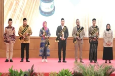 11 Santri dan Pesantren...