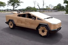 Tesla Cybertruck Terbuat...