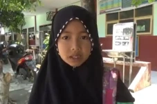 Demi Bisa Sekolah Siswi...