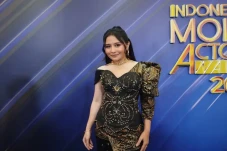 Prilly Latuconsina Tegang...
