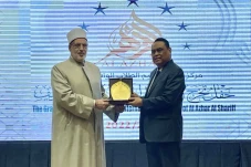 Al-Azhar Gelar Wisuda...