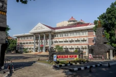 4 Universitas Negeri...