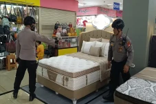 Polisi Buru Pelaku Ancaman...