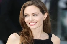 Profil Angelina Jolie,...