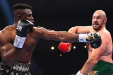 Ketimbang Hadapi Usyk,...
