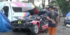 Kecelakaan Maut Sedan...