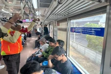 Pelemparan Batu ke KRL...