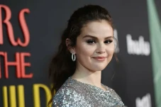Selena Gomez Umumkan...