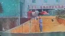 Marah kepada Rekan Kerjanya,...