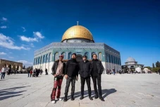 Dewa 19 Pose Depan Masjid...