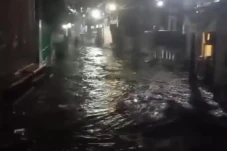 Hujan Deras, Sejumlah...