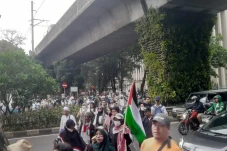 Bawa Spanduk Free Palestine...
