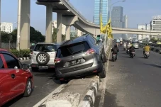 Minibus Tabrak Pembatas...