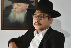 Yahudi Indonesia: Menjadi...