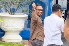 Sambangi Istana, Ayah...