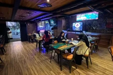 Wooden Bar, Padukan...