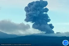 Gunung Dukono Erupsi...