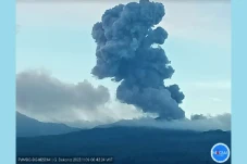 Gunung Dukono Erupsi,...