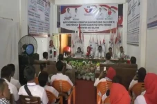 Kenakan Syal Palestina,...
